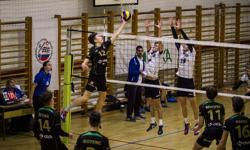 Burja odpihnila mlajše člane