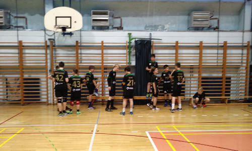 Mlajši dečki po turnirski zmagi na Ravnah na Koroškem lovijo deseterico